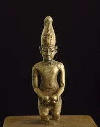 Statuette eines Königs mit der weißen Krone, der zwei Weinschalen opfert